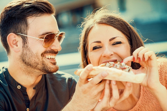 couple eating pizza